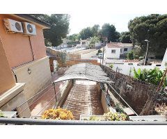 Espectacular Villa de 6 Habitaciones, Piscina Privada y 320m² Construidos sobre 800m² de Parcela en 