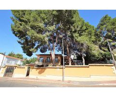 Espectacular Villa de 6 Habitaciones, Piscina Privada y 320m² Construidos sobre 800m² de Parcela en 