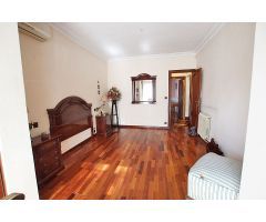 Espectacular Villa de 6 Habitaciones, Piscina Privada y 320m² Construidos sobre 800m² de Parcela en 