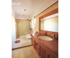 Espectacular Villa de 6 Habitaciones, Piscina Privada y 320m² Construidos sobre 800m² de Parcela en 