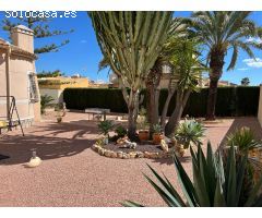 Hermosa villa de 3 dormitorios, 1 baño, 1 terraza y 1 solárium con un jardín de + 400m2