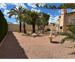 Hermosa villa de 3 dormitorios, 1 baño, 1 terraza y 1 solárium con un jardín de + 400m2