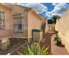 Hermosa villa de 3 dormitorios, 1 baño, 1 terraza y 1 solárium con un jardín de + 400m2