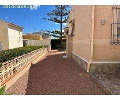 Hermosa villa de 3 dormitorios, 1 baño, 1 terraza y 1 solárium con un jardín de + 400m2