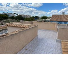 Hermosa villa de 3 dormitorios, 1 baño, 1 terraza y 1 solárium con un jardín de + 400m2