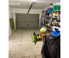 Hermosa villa de 3 dormitorios, 1 baño, 1 terraza y 1 solárium con un jardín de + 400m2