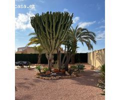 Hermosa villa de 3 dormitorios, 1 baño, 1 terraza y 1 solárium con un jardín de + 400m2