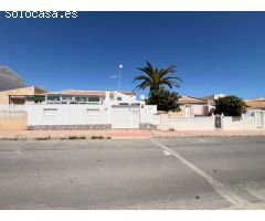 Precioso Bungalow en una planta de 2 dormitorios y 2 baños con 2 piscinas comunitarias