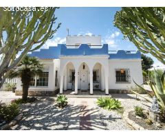 Preciosa villa en Torrevieja con 4 dormitorios y 4 baños.