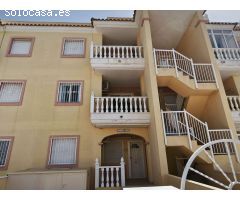 Bonito apartamento de 2 dormitorios y 1 baño con piscina comunitaria.