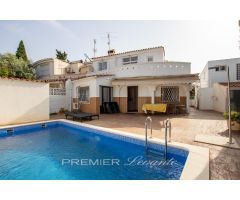 Casa Pareada en La Font, San Juan Alicante con dos viviendas y piscina privada.