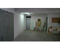 4 Plazas de garaje y 2 Locales de 45m2 privados muy cerca del mar