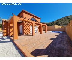 Gran Chalet de 3 dormitorios 2 Baños con Semisotano con garaje y piscina privada en Busot-Bonalva