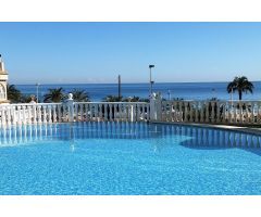 Oportunidad de gran ático esquina con preciosas vistas en 1ª linea de playa en Urb. con piscina