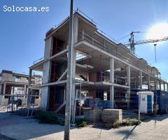 ¡Casa esquinera de obra nueva en La Garriga con jardín, eficiencia energética A y ascensor