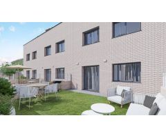 ¡Casa esquinera de obra nueva en La Garriga con jardín, eficiencia energética A y ascensor