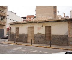 CASA SOLAR EN ESQUINA! ZONA CENTRO!