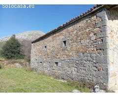 FINCA RUSTICA Y CABAÑA DE PIEDRA EN SAN MARTIN SOBA (CANTABRIA)