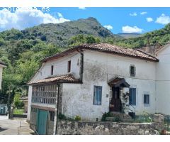 CASA DE PIEDRA DE TRES PLANTAS EN EL CENTRO DE BUSTABLADO (CANTABRIA)