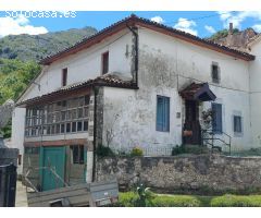CASA DE PIEDRA DE TRES PLANTAS EN EL CENTRO DE BUSTABLADO (CANTABRIA)