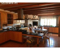 SE VENDE CHALET CON GRAN PARCELA