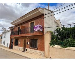 Casa de pueblo en Pozorrubielos de la Mancha, zona de Rubielos Bajos, con terraza y balcón.