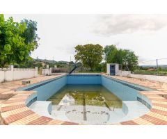 Chalet adosado en Monóvar con gran piscina y alta rentabilidad de inversión