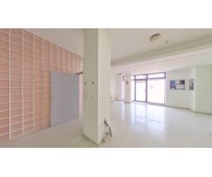 ¡Gran oportunidad en El Campello! Este amplio local de 504 m2 construidos se encuentra en San Bartol