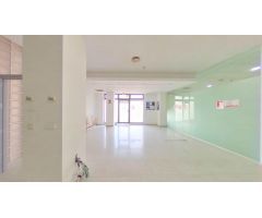 ¡Gran oportunidad en El Campello! Este amplio local de 504 m2 construidos se encuentra en San Bartol