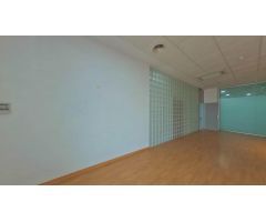 ¡Gran oportunidad en El Campello! Este amplio local de 504 m2 construidos se encuentra en San Bartol