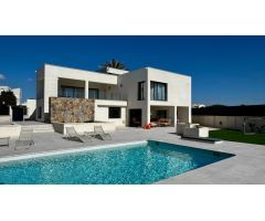 Exclusiva villa contemporánea de 5 dormitorios con piscina privada, amplio jardín y gran garaje
