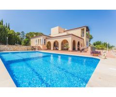 Espectacular Villa en Zona Exclusiva con Vistas Panorámicas