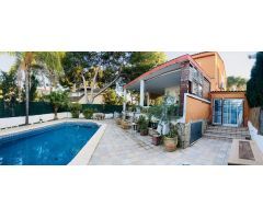 ¡EN VENTA! EXCLUSIVO CHALET CON PISCINA Y JARDÍN PRIVADO¡¡