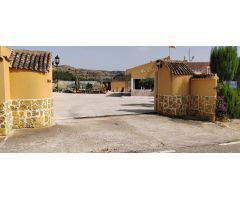 SE VENDE CHALET EN MUY BUENA ZONA PEGADO AL PUEBO Y A 20 MINUTOS DE ALICANTE