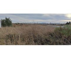 SE VENDE TERRENO EN MUY BUENA ZONA PEGADO AL PUEBLO
