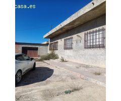 SE VENDE TERRENO CON  CASA / ZONA TRANQUILA/PARCELA DE 8.000 MTS