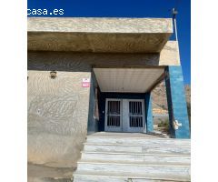SE VENDE TERRENO CON  CASA / ZONA TRANQUILA/PARCELA DE 8.000 MTS
