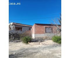 SE VENDE TERRENO CON  CASA / ZONA TRANQUILA/PARCELA DE 8.000 MTS