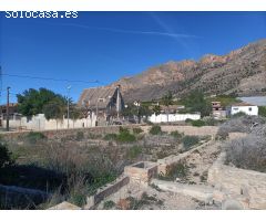 SE VENDE TERRENO CON  CASA / ZONA TRANQUILA/PARCELA DE 8.000 MTS