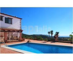 Villa de Lujo con Piscina y Vistas al Mar a Solo 10 Minutos de la Playa