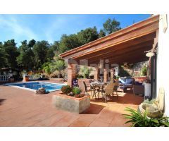 Villa de Lujo con Piscina y Vistas al Mar a Solo 10 Minutos de la Playa
