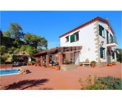 Villa de Lujo con Piscina y Vistas al Mar a Solo 10 Minutos de la Playa