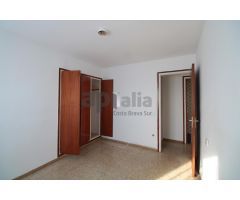 ¡Oportunidad única en el centro de Lloret de Mar! Piso amplio con mucho potencial para reformar a tu