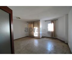 ¡Oportunidad única en el centro de Lloret de Mar! Piso amplio con mucho potencial para reformar a tu