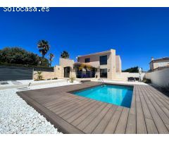 Casa moderna con piscina y garaje