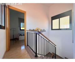 Casa moderna con piscina y garaje