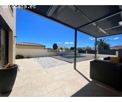 Casa moderna con piscina y garaje