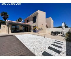 Casa moderna con piscina y garaje