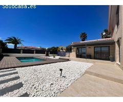 Casa moderna con piscina y garaje