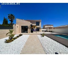 Casa moderna con piscina y garaje